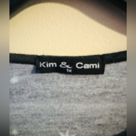 Kim & Cami Woman’s grey and white stars sweatshirt - Picture 2 of 3